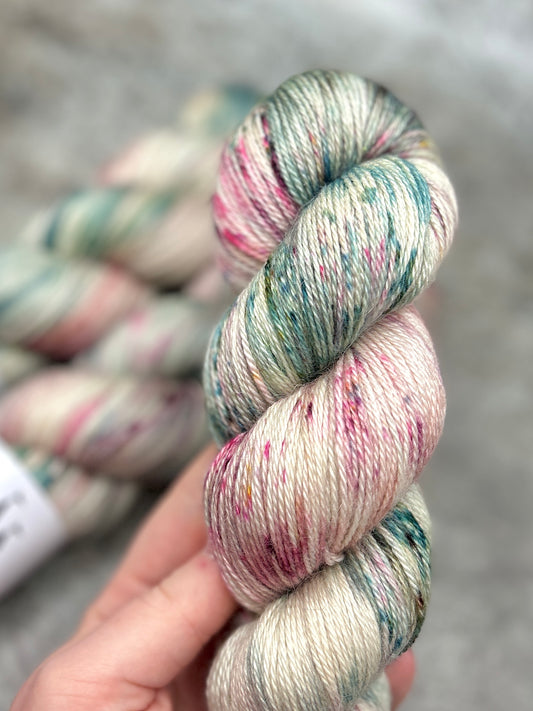 Frosted Snowberry - Alpaca Silk Cashmere 4ply 100g skein